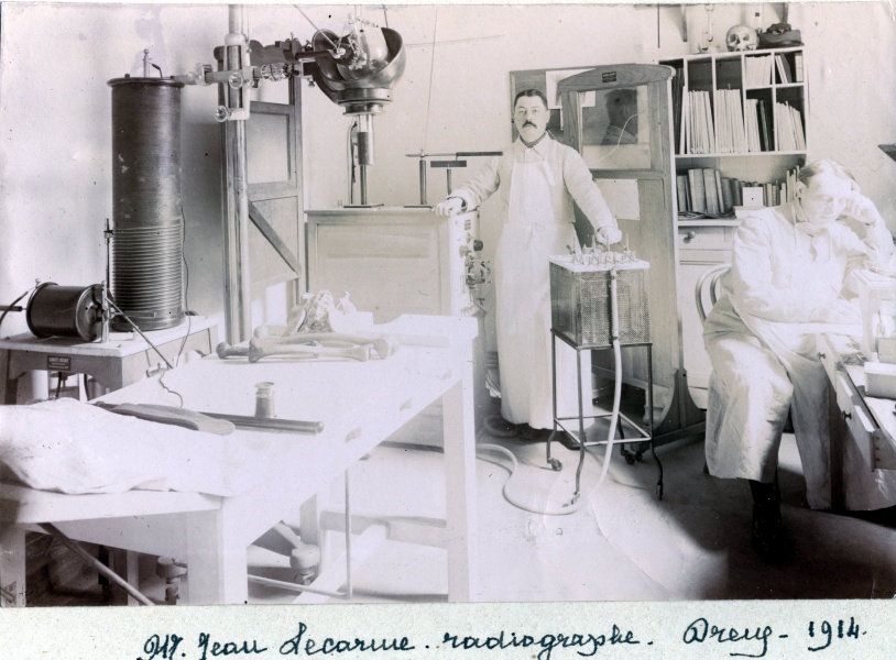 Dreux, 1914: Jean Lecarme dans son laboratoire de radiographie