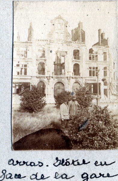 Arras, juin 1915: htel en face de la gare