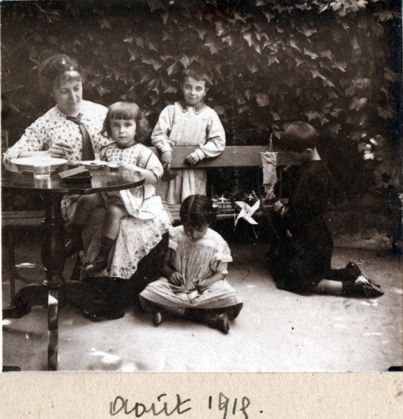 Digne, aot 1915: Yvonne; Genevive, Pierre, Henri, Jacques