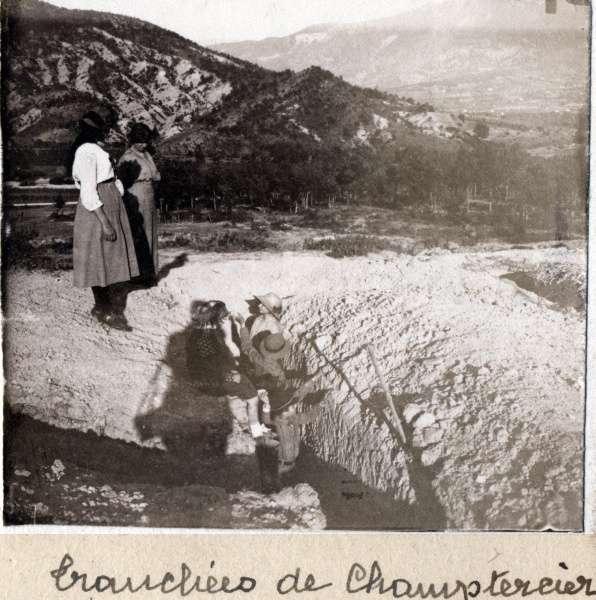 Champtercier, aot 1915: dans la tranche, Jeanne, Henri, Jacques; debout, Paule, Genevive; devant, Yvonne