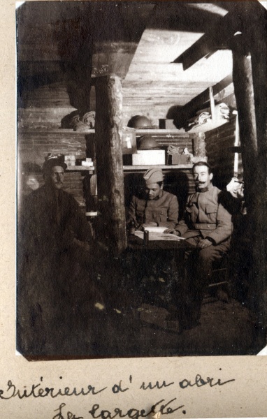 La Targette, juillet 1915: intrieur d'un abri (Louis  droite)