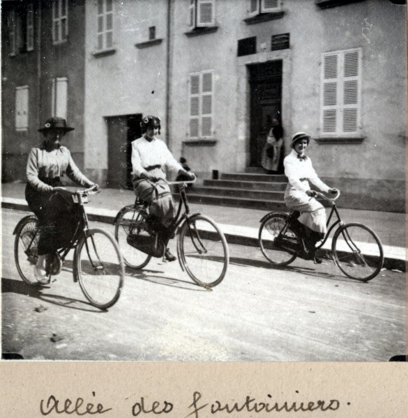 Digne, alle des Fontainiers, novembre 1915: Genevive, Jeanne, Toinon