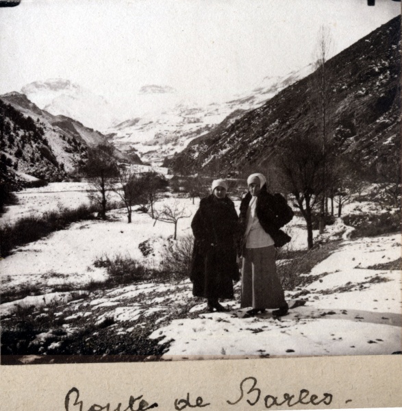route de Barles, 1915: Jeanne (?), Genevive (?)