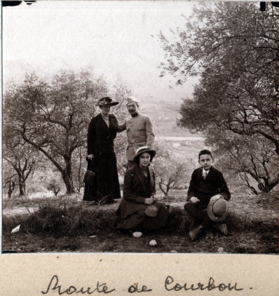 route de Courbons, 1915: Paule, Franois; Genevive, Louis