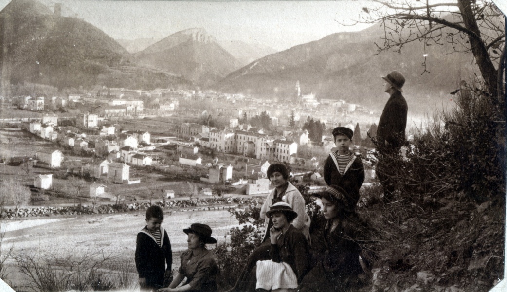 Digne, janvier 1916: Henri, Genevive, Toinon, Paule; Jeanne, Janvier, Franois