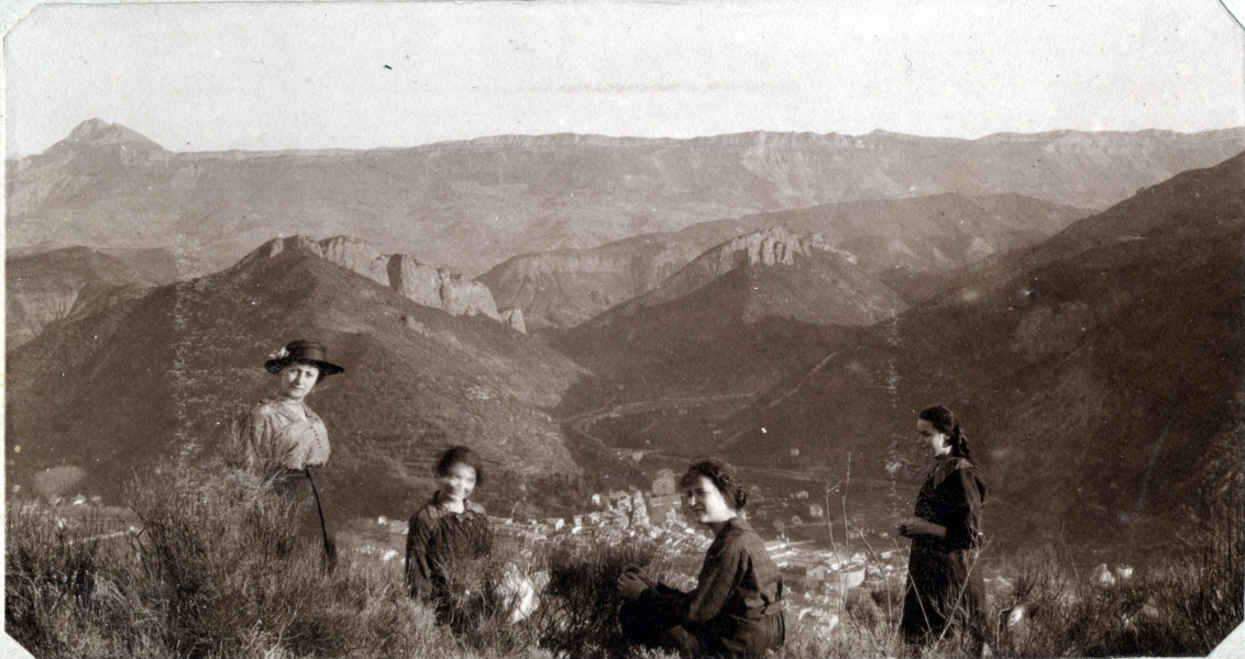Digne, janvier 1916: Genevive, Jeanne, Toinon, Paule