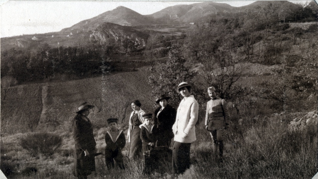 Digne, janvier 1916: Paule, Jacques, Henri; Jeanne, Genevive, Toinon, Louis
