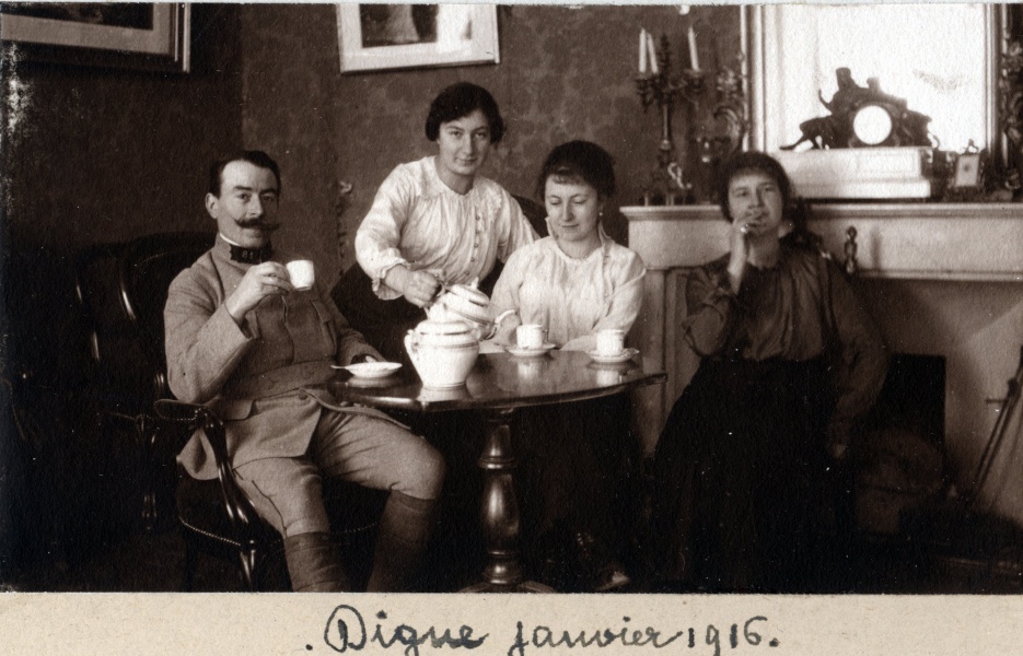 Digne, Janvier 1916: Louis, Jeanne, Genevive, Toinon