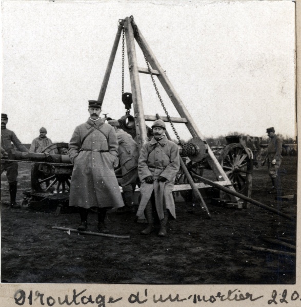 ?, fvrier 1916: montage d'un mortier de 220 (