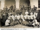 Digne, 1914: blesss et personnel de l'hpital numro 3 (Jeanne assise  gauche, Toinon debout  droite)