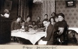 Digne, janvier 1916: en tournant, Jeanne, Henri, Genevive, Yvonne, Louis, Jacques, Paule, Zo debout, Toinon, lisabeth, Franois