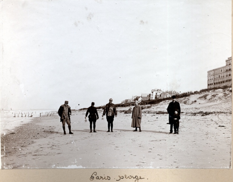 Paris-plage, fvrier 1916: Louis deuxime  droite