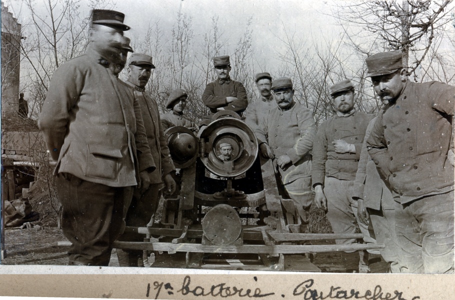Pontarcher, 1916: 17e batterie (Louis visible  travers le canon)