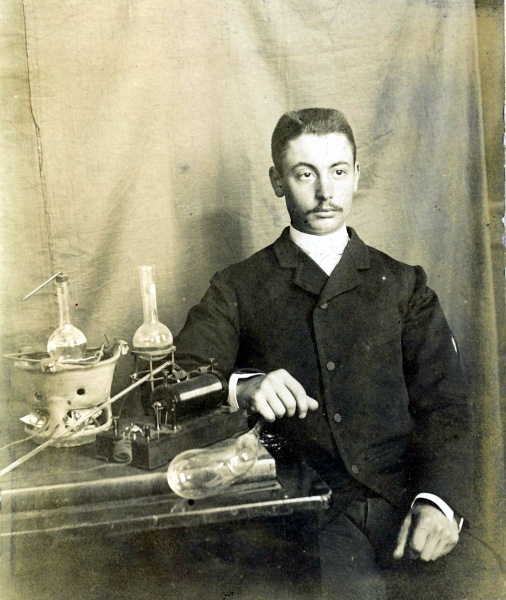 1895: Jean Lecarme