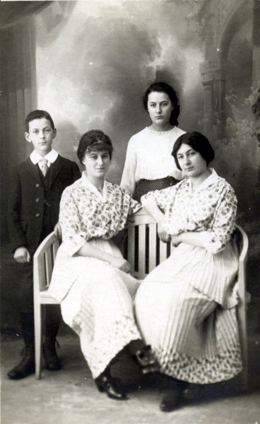 1910: François, Toinon, Paule, Jeanne