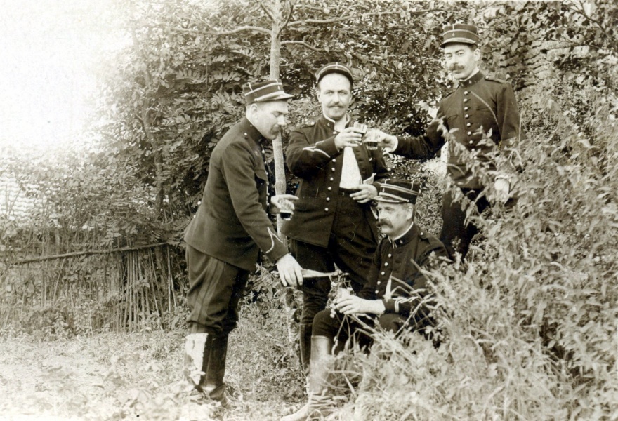 1906: Louis et collègues en manoeuvres