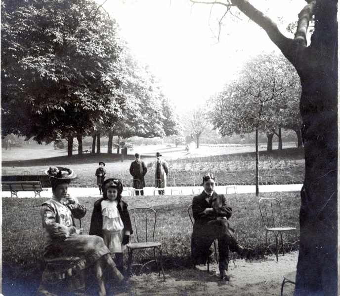 1905, Parc Monceau: Genevive, Marguerite et Maurice Uchard; Pierre et Georges Uchard, Louis