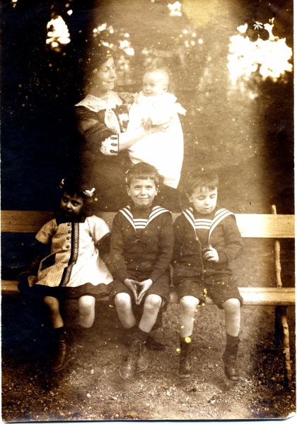 Digne, 1913: Yvonne, Jacques, Henri; Genevive, Pierre