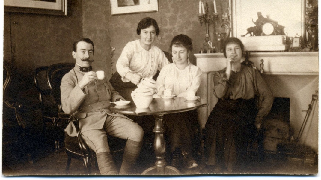 1915 ou 1916: Louis, Jeanne, Genevive, Toinon