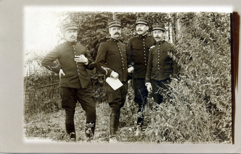 1906: Louis ( droite) et autres en manoeuvres