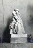 sculpture de Simone Sautet reprsentant Madeleine avec Anne, Catherine et Jrme