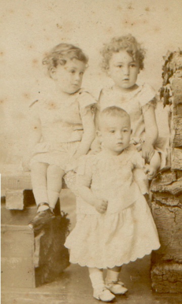 Marcel et Georges UCHARD assis en haut et Maurice UCHARD debout en bas, Paris, juillet 1890