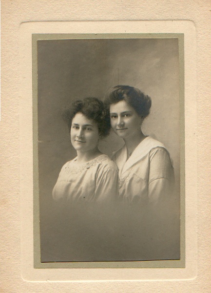 Marguerite UCHARD, Simone DELHEZ (fiance  Pierre UCHARD), juin 1918 au mariage d'Yvonne Travers et de Georges Uchard