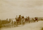 Famille Uchard en vacances, dans la premire voiture se trouvent Henriette et les enfants Uchard, peut-tre les Lecarme dans la troisime, 1900